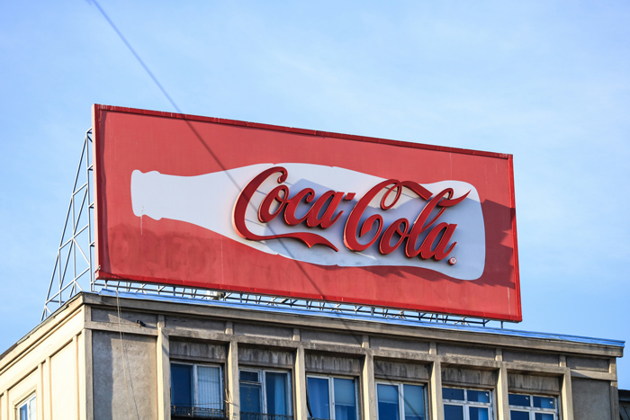 Exemplo de mídia externa, outdoor da Coca Cola em topo de prédio.