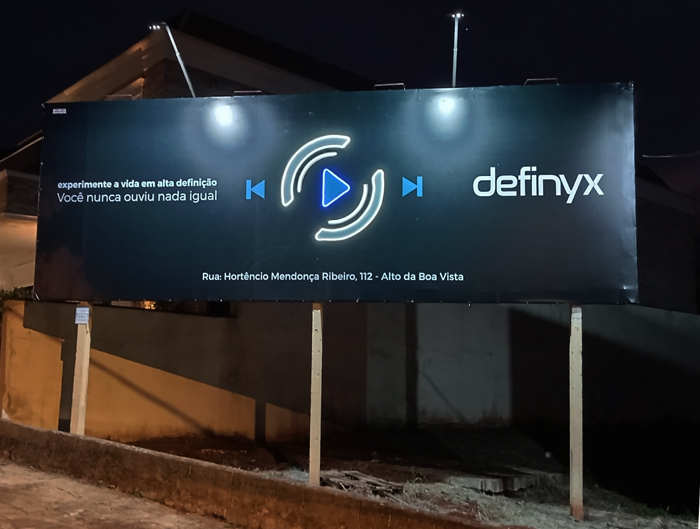 Outdoor com detalhes em LED para destacar áreas da imagem.
