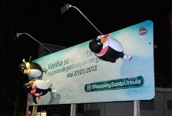 Outdoor especial feito pelo Grupo Nobile exibindo pinguins 3D para divulgar pista de patinação.