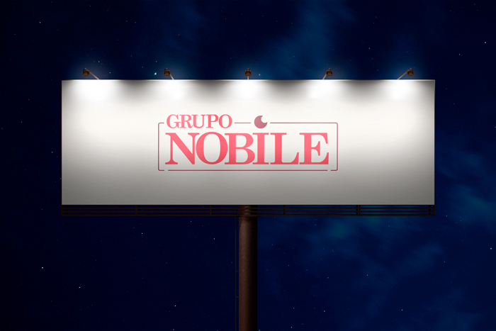 Outdoor em paisagem noturna, com frente iluminada por leds e a marca Grupo Nobile no centro da arte.