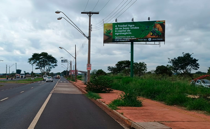 Outdoor do Grupo Nobile posicionado em uma das entradas da cidade de Ribeirão Preto, com mensagem de boas vindas de uma marca.