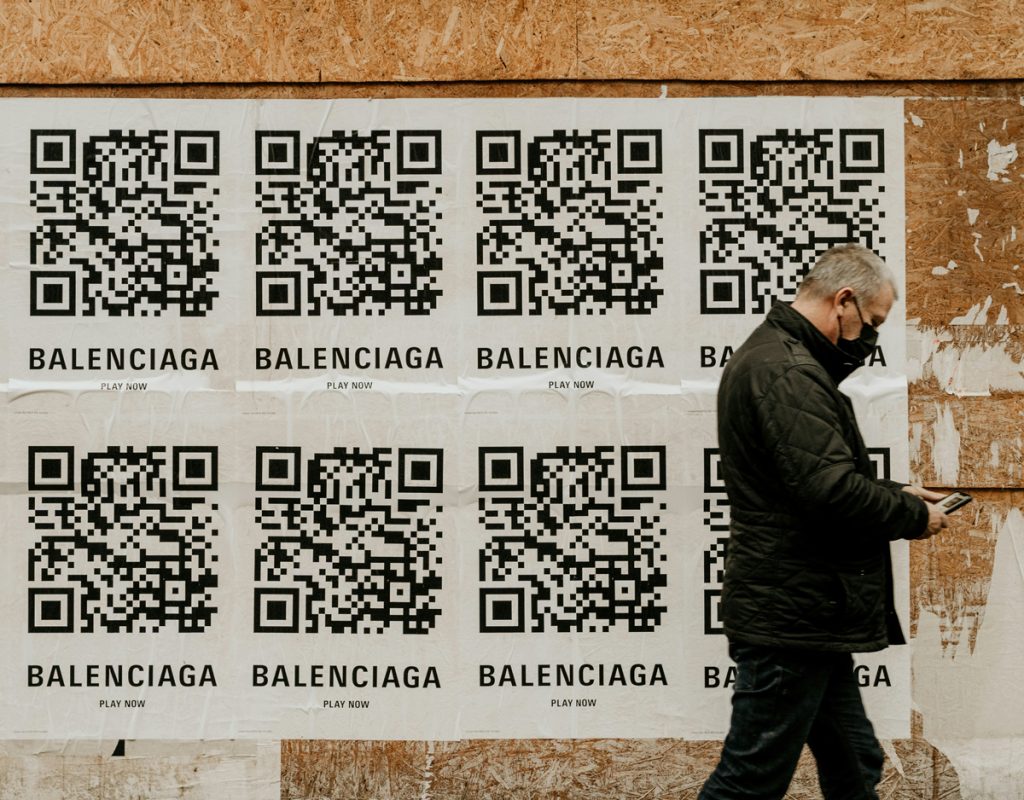 Outdoor com QR Code da Balenciaga em parede urbana, integrando campanha interativa para engajar pedestres
