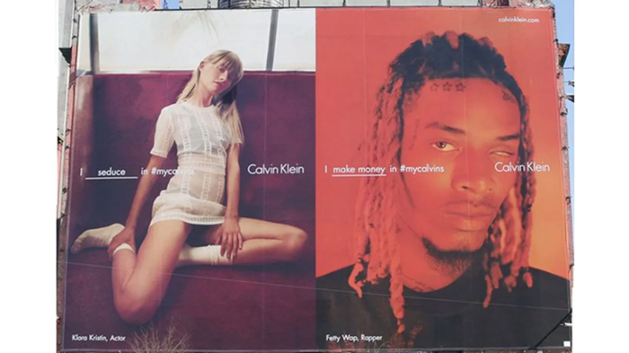 Campanhas de outdoor da Calvin Klein: layout dividido com modelo em vestido rendado à esquerda e o rapper Fetty Wap em fundo laranja à direita, slogan #mycalvins.