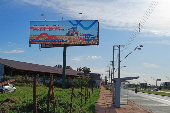 Outdoor Nobile localizado na Av. Thomás Alberto, entrada do aeroporto e saída do Parque Permanente de Exposições, onde acontecem grandes eventos da região.