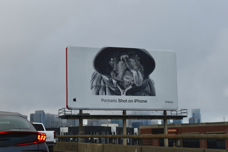 Outdoor com propaganda da Apple, representando a mídia tradicional.