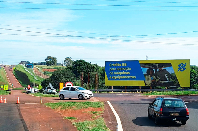 Outdoor nobile na entrada da Agrishow em Ribeirão Preto.
