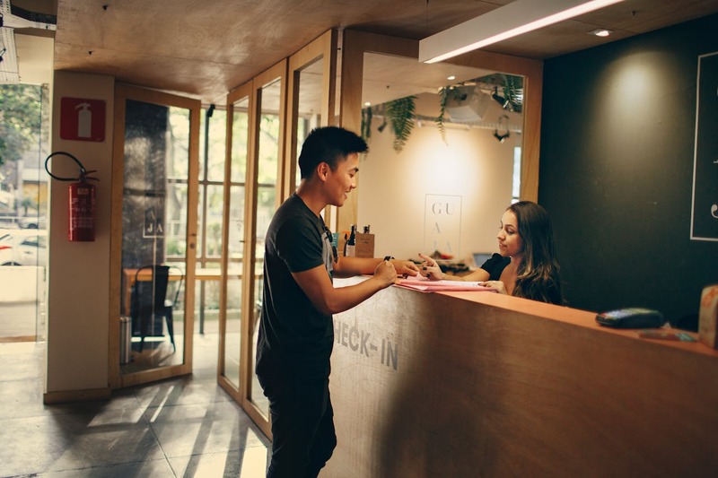 Hóspede walk-in em recepção de hotel