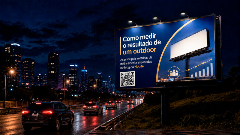 Outdoor iluminado à noite exibe anúncio sobre como medir os resultados da mídia exterior, com QR Code, em uma avenida urbana com carros passando e prédios ao fundo.